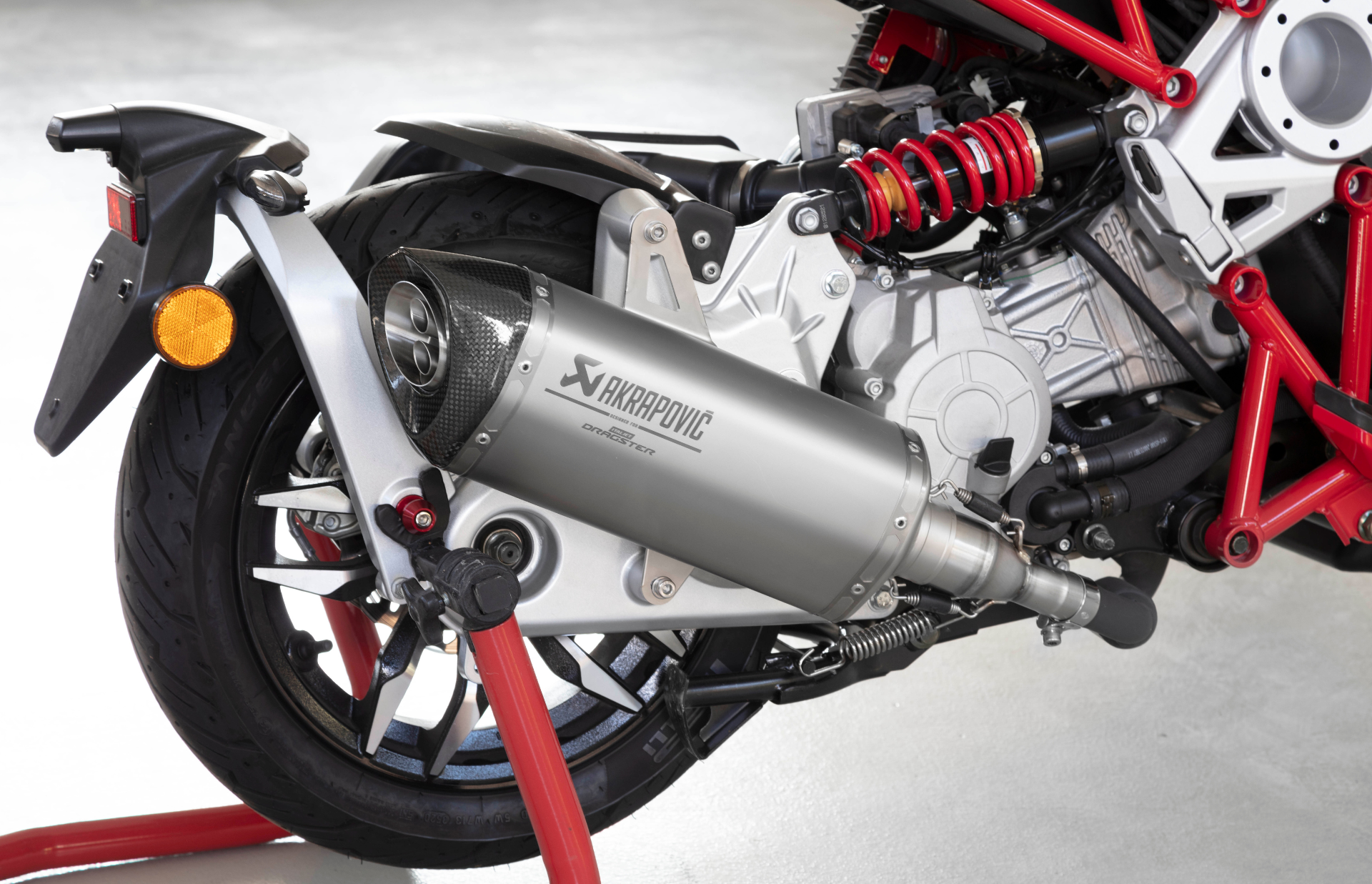 akrapovic-dragster-125-200-silencieux-slip-on-titane-homologu image 2