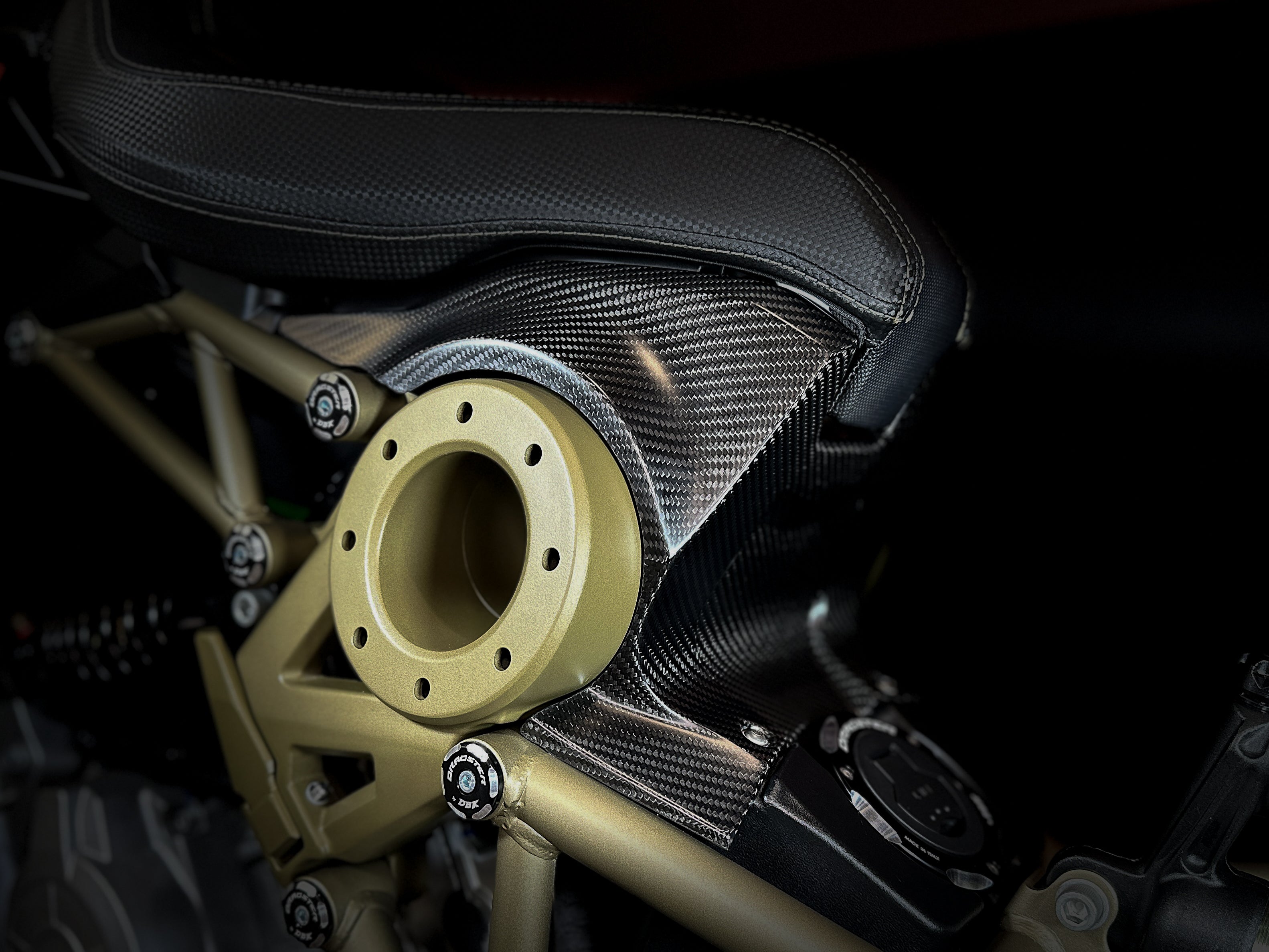 italjet-dragster-cache-sous-selle-carbone-125-200-300-mat image 2