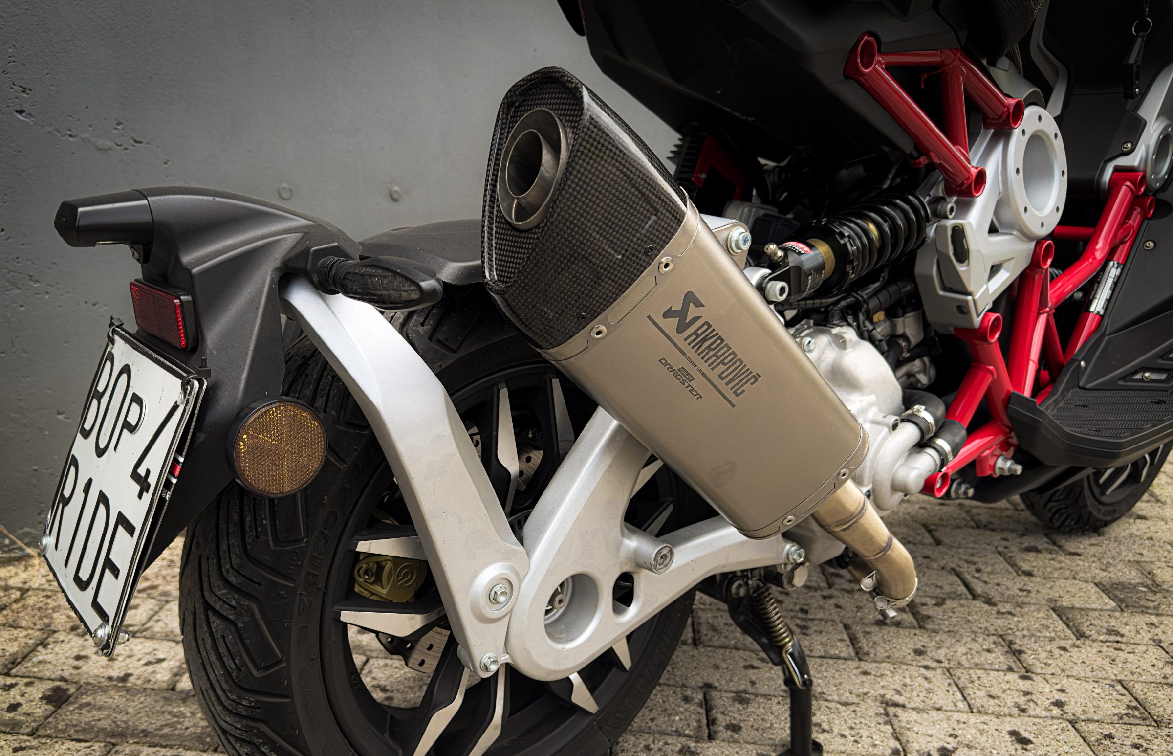 akrapovi-racing-slip-on-silencieux-dragster-300-titane image 3
