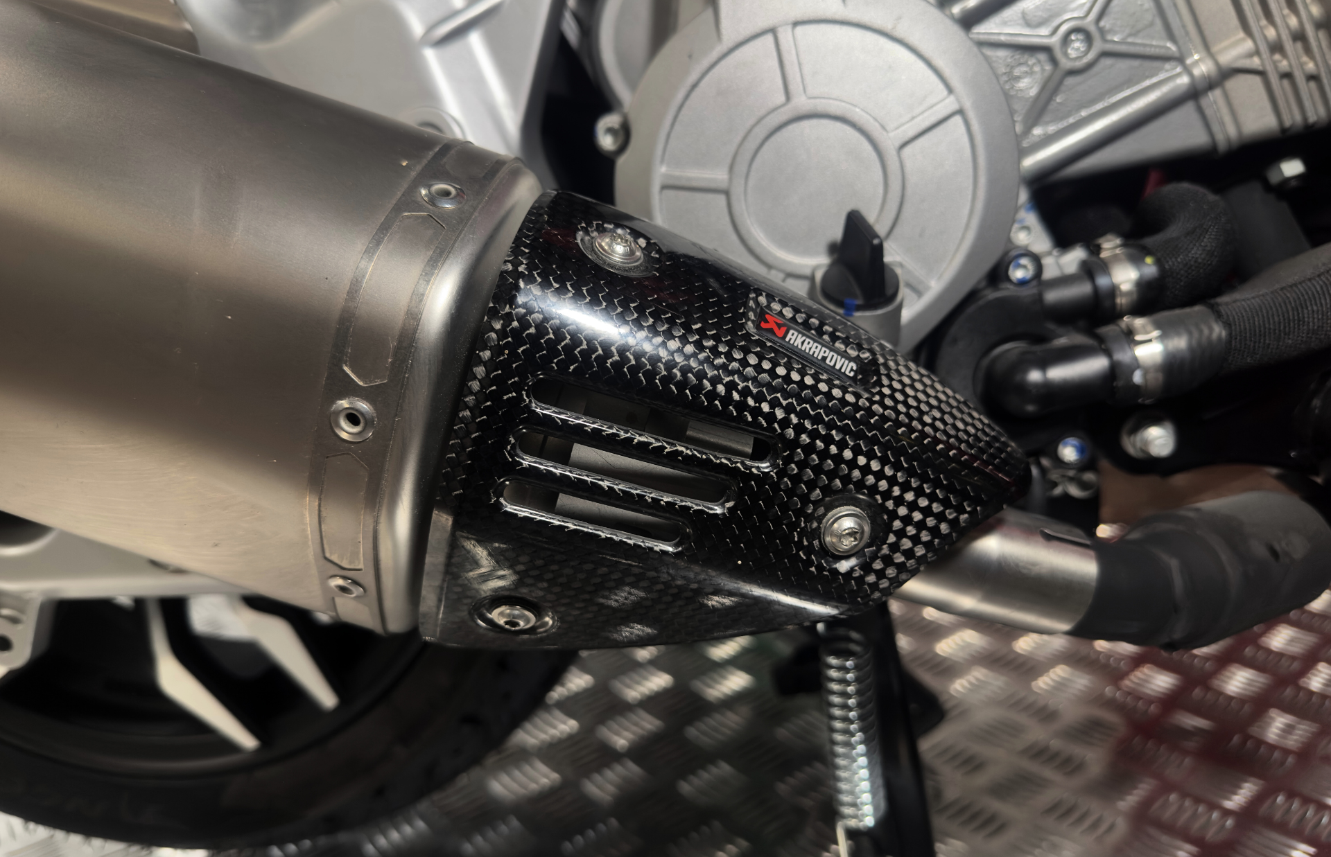 akrapovi-dragster-pare-chaleur-silencieux-carbone image 3
