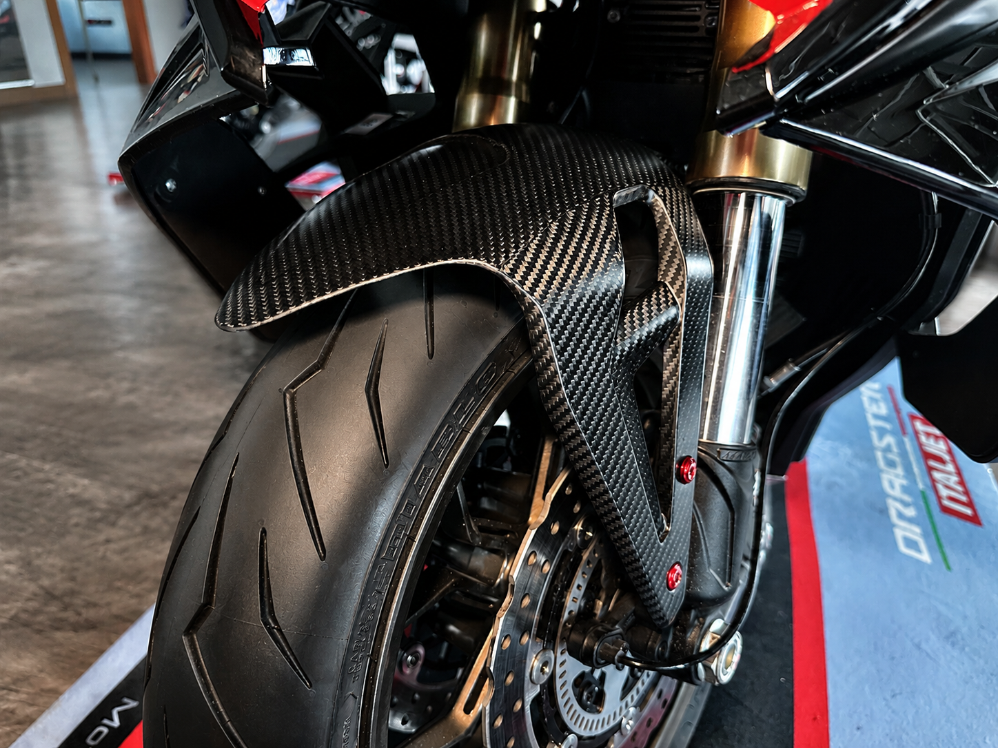 italjet-dragster-459-700-garde-boue-avant-carbone-artisanal image 1