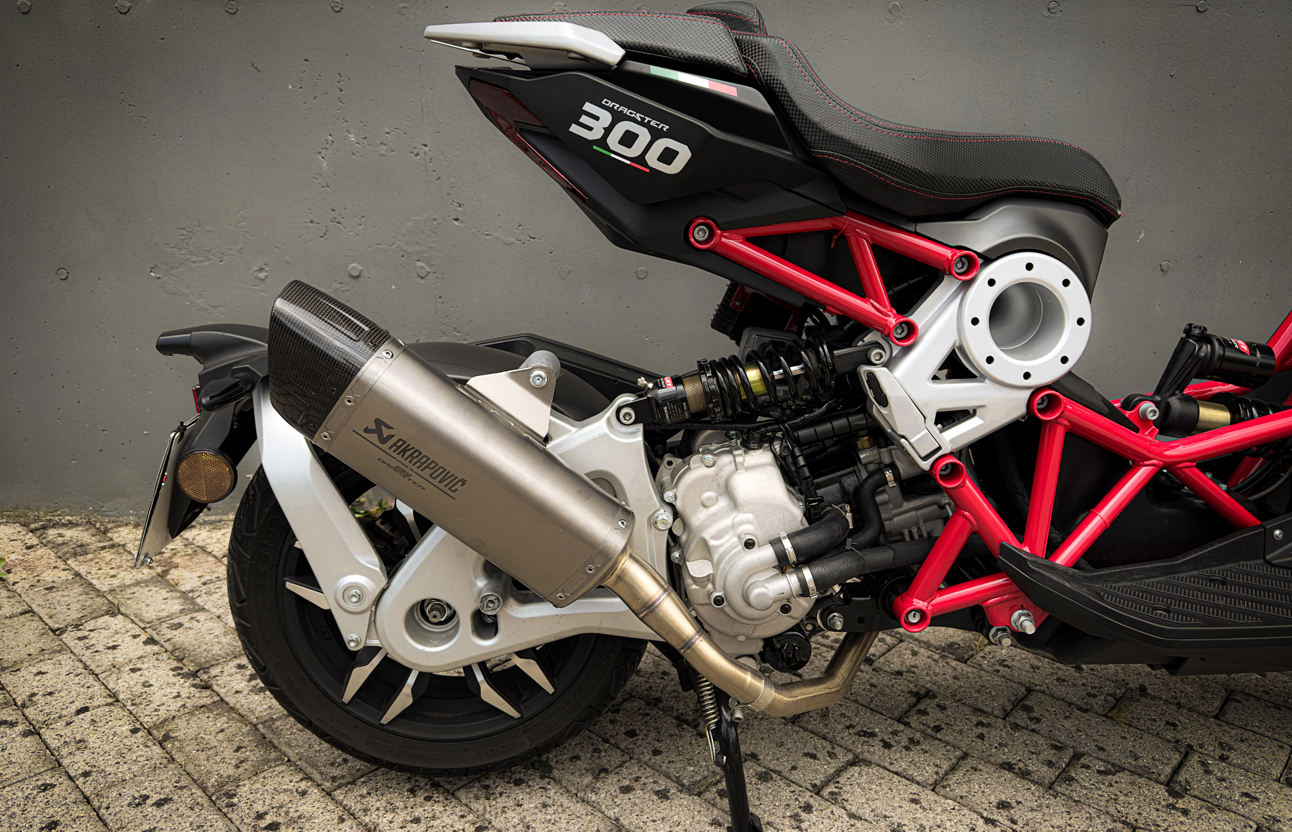 akrapovi-racing-slip-on-silencieux-dragster-300-titane image 2