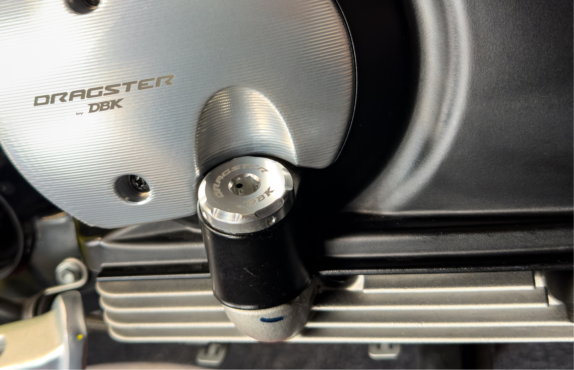 dbk-dragster-300-jauge-huile-cnc-alu-gold image 3