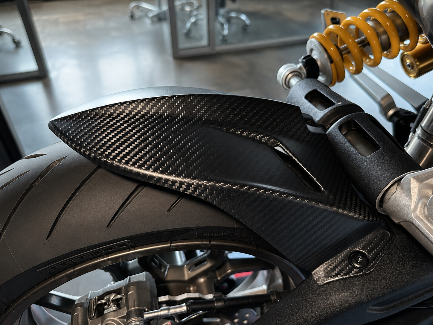 italjet-dragster-459-700-garde-boue-arri-re-carbone-artisanal image 2