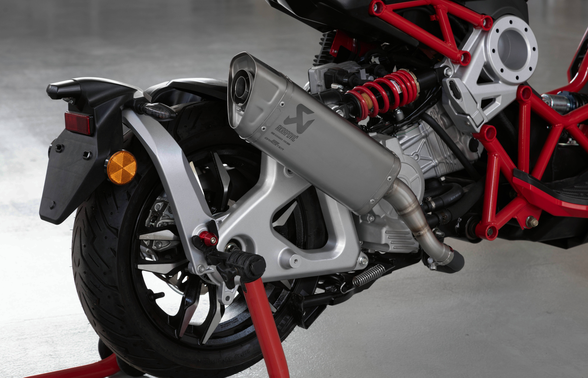 akrapovi-racing-silencieux-slip-on-titane-dragster-125-200 image 2